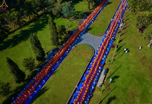 ภาพ No.68365:พิธีตักบาตร ณ พระมหาเจดีย์บรมพุทโธ ประเทศอินโดนีเซีย วันที่ 18 ธันวาคม พ.ศ. 2565