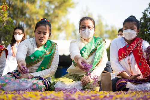 ภาพ No.110535:พิธีต้อนรับพระธรรมยาตรา ในโครงการธรรมยาตรากตัญญูบูชา มหาปูชนียาจารย์ พระมงคลเทพมุนี(สด จนฺทสโร) พระผู้ปราบมาร อนุสรณ์สถาน 7 แห่ง ปีที่ 12 วันที่ 11 มกราคม พ.ศ. 2567 ณ อนุสรณ์สถานลำดับที่ 3 สถานที่เกิดใหม่ในเพศสมณะ วัดสองพี่น้อง จ.สุพรรณบุรี