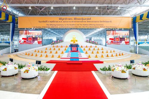 ภาพ No.167639:พิธีตักบาตรและพิธีบูชาข้าวพระ ในวันอาทิตย์ที่ 3 พฤศจิกายน พ.ศ. 2567 ณ วัดพระธรรมกาย