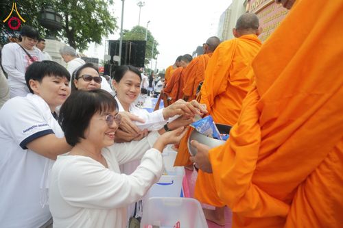 ภาพ No.210424:วันอาทิตย์ที่ 9 มีนาคม พ.ศ. 2568 พ่อเมืองโคราชจัดตักบาตรพระหมื่น ทำบุญเมือง 557 ปี