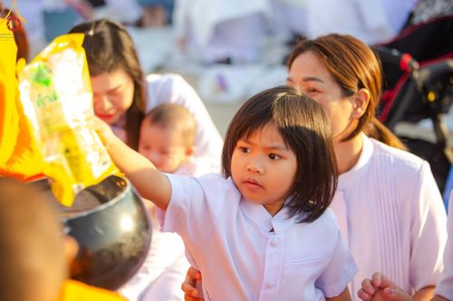 ภาพ No.187882:พิธีตักบาตรฉลองพระใหม่ ต้อนรับพุทธศักราช 2568 ณ ลานธรรมพระมหาธรรมกายเจดีย์ วัดพระธรรมกาย จ.ปทุมธานี วันที่ 1 มกราคม พ.ศ. 2568