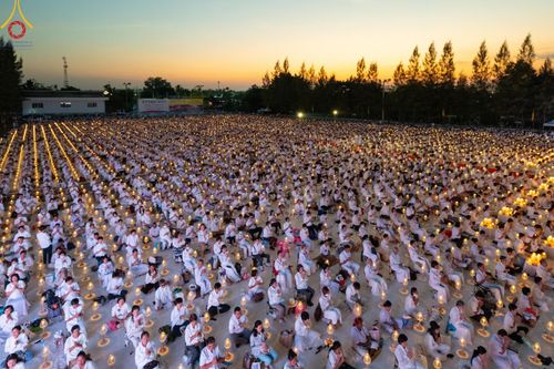 ภาพ No.192783:พิธีจุดประทีปถวายเป็นพุทธบูชา และบูชาธรรมมหาปูชนียาจารย์ ณ อนุสรณ์สถานคลองบางนางแท่น อ.สามพราน จ.นครปฐม ในโครงการธรรมยาตรา กตัญญูบูชา มหาปูชนียาจารย์ พระมงคลเทพมุนี(สด จนฺทสโร) พระผู้ปราบมาร อนุสรณ์สถาน 7 แห่ง ปีที่ 13 วันที่ 10 มกราคม พ.ศ. 2568