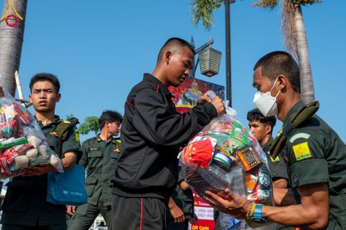 ภาพ No.101966:ตักบาตรพระ 10,000 รูป เติมบุญให้แผ่นดิน เนื่องในโอกาส 192 ปี จังหวัดกาญจนบุรี หนึ่งในโครงการตักบาตรพระ 2,000,000 รูป  77 จังหวัดทุกวัดทั่วไทย วันจันทร์ที่ 11 ธันวาคม พ.ศ. 2566 บริเวณถนนสองแคว (SKY WALK) เมืองกาญจนบุรี