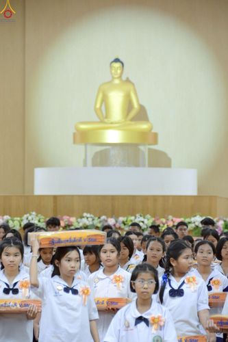 ภาพ No.246064:วันเสาร์ที่ 13 กันยายน พ.ศ. 2568 พิธีมอบผ้าไตรประธานกฐินสัมฤทธิ์เด็กดี V-Star ณ สภาธรรมกายสากล วัดพระธรรมกาย