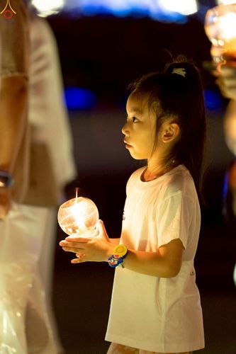 ภาพ No.224109:วันวิสาขบูชา วันอาทิตย์ที่ 11 พฤษภาคม พ.ศ. 2568 พิธีจุดวิสาขประทีป ,  พิธีเวียนประทักษิณรอบพระมหาธรรมกายเจดีย์ , พิธีฉลองชัยสวดมนต์บทธัมมจักกัปปวัตตนสูตร ครบ 7,357,000,000 จบ ณ มหารัตนวิหารคด วัดพระธรรมกาย