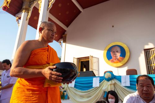 ภาพ No.197785:พิธีตักบาตรพระธรรมยาตรา ณ อนุสรณ์สถานลำดับที่ 4 สถานที่เกิดด้วยกายธรรม วัดโบสถ์(บน) ต.บางคูเวียง จ.นนทบุรี ในโครงการธรรมยาตรา กตัญญูบูชา มหาปูชนียาจารย์ พระมงคลเทพมุนี(สด จนฺทสโร) พระผู้ปราบมาร อนุสรณ์สถาน 7 แห่ง ปีที่ 13 วันที่ 19 มกราคม พ.ศ. 2568