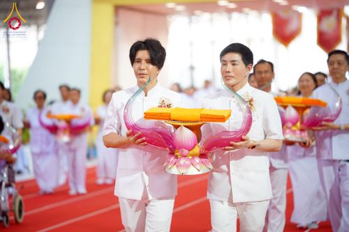 ภาพ No.215536:วันอาทิตย์ต้นเดือนที่ 6 เมษายน พ.ศ. 2568 ขบวนอัญเชิญผ้าป่าสมทบ มหาสังฆทาน 40,000 กว่าวัดทั่วประเทศ ณ สภาธรรมกายสากล วัดพระธรรมกาย