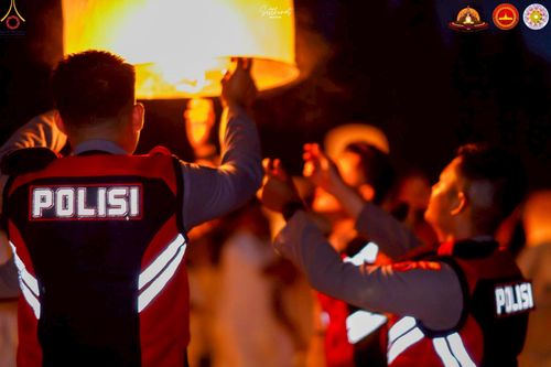 ภาพ No.224625:วันจันทร์ที่ 12 พฤษภาคม พ.ศ. 2568  ชาวพุทธในอินโดนีเซีย ร่วมฉลองวิสาขบูชาจุดประทีปกว่า 200,000 ดวง ณ พระมหาเจดีย์บรมพุทโธ  เจริญพุทธมนต์ถวาย “พระวชิรเกล้าเจ้าอยู่หัว”