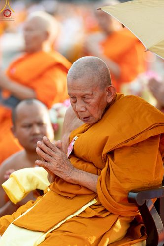 ภาพ No.221707:วันอังคารที่ 22 เมษายน พ.ศ. 2568 ภาพพิธีถวายมหาสังฆทานคณะสงฆ์ 40,000 กว่าวัดทั่วประเทศ เนื่องในวันคุ้มครองโลก ชุดที่ 2 (ปลื้มให้สมการรอคอย) ณ ลานธรรมพระมหาธรรมกายเจดีย์ วัดพระธรรมกาย