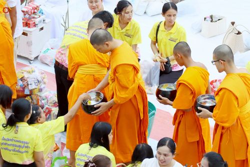 ภาพ No.242033:วันอาทิตย์ที่ 31 สิงหาคม พ.ศ. 2568 พิธีทำบุญแด่คณะสงฆ์ 122 รูป ฉลอง 121 ปี อำเภอคลองหลวง จ.ปทุมธานี เพื่อนำส่งช่วยเหลือคณะสงฆ์ 323 วัด 4 จังหวัดชายแดนภาคใต้ และช่วยเหลือประชาชนจากเหตุปะทะ แนวชายแดนไทย-กัมพูชา ณ บริเวณหน้าที่ว่าการอำเภอคลองหลวง 