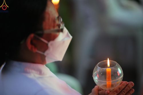 ภาพ No.201717:พิธีจุดประทีปถวายเป็นพุทธบูชา และบูชาธรรมมหาปูชนียาจารย์ ณ อาคารธรรมยาตรา กตัญญูบูชามหาปูชนียาจารย์ ตรงข้ามวัดปากน้ำภาษีเจริญ จ.กรุงเทพมหานคร ในโครงการธรรมยาตรา กตัญญูบูชา มหาปูชนียาจารย์ พระมงคลเทพมุนี(สด จนฺทสโร) พระผู้ปราบมาร อนุสรณ์สถาน 7 แห่ง