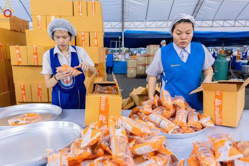 ภาพ No.58966:V.40 ภัตตาหารพระหมื่นวัด เราจัดให้ การปฏิบัติงานของเจ้าหน้าที่และอาสาสมัคร เพื่อรับบุญในการถวายภัตตาหาร แด่คณะสงฆ์ 10,000 กว่าวัดทั่วประเทศ ที่มาร่วมงานวันคุ้มครองโลก จันทร์ที่ 22 เมษายน พ.ศ. 2567 ณ วัดพระธรรมกาย