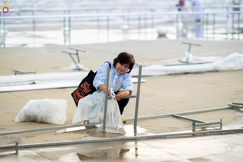 ภาพ No.225203:วันที่ 20 - 27 เมษายน พ.ศ. 2568 "ภาพแห่งความปลื้มที่ไม่มีวันจบ" คณะสงฆ์สามเณร เจ้าหน้าที่ และสาธุชน ร่วมแรงร่วมใจกันเตรียมงานและเก็บงาน เพื่อวันคุ้มครองโลก พิธีถวายมหาสังฆทานคณะสงฆ์ 40,000 กว่าวัดทั่วประเทศ