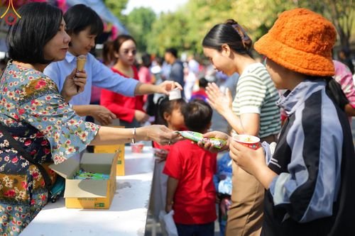 ภาพ No.194012:วัดพระธรรมกาย จัดงานวันเด็กแห่งชาติ ประจำปี พ.ศ.2568 ออกร้านอาหาร 200 ร้าน มอบของขวัญหลายหมื่นชิ้น วันที่ 12 มกราคม พ.ศ. 2568 วัดพระธรรมกาย อ.คลองหลวง จ.ปทุมธานี
