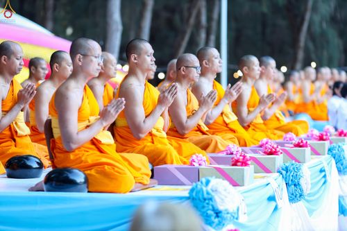 ภาพ No.289264:วันที่ 7 มกราคม พ.ศ. 2569 พิธีตักบาตรพระธรรมยาตรา ณ อนุสรณ์สถานลำดับที่ 1 สถานที่เกิดด้วยรูปกายเนื้อ อนุสรณ์สถานมหาวิหารพระมงคลเทพมุนี (โลตัสแลนด์) อ.สองพี่น้อง จ.สุพรรณบุรี ในโครงการธรรมยาตรา กตัญญูบูชา มหาปูชนียาจารย์ พระมงคลเทพมุนี(สด จนฺทสโร) พระผู้ป