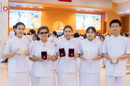 ภาพ No.338123:วันอาทิตย์ต้นเดือน 5 กรกฎาคม พ.ศ.2569 สัมมนาพิเศษ พิธีมอบพระของขวัญ ณ ห้องแก้วสารพัด1 วัดพระธรรมกาย