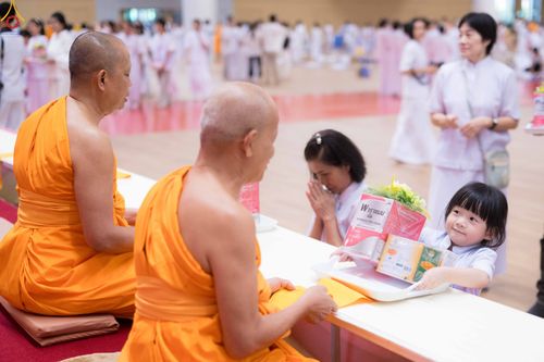 ภาพ No.343706:วันที่ 16 สิงหาคม พ.ศ.2569 พิธีถวายคิลานเภสัช และอุปกรณ์ทางการแพทย์ ณ ห้องแก้วสารพัดนึก2 วัดพระธรรมกาย