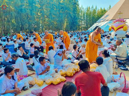 ภาพ No.105974:V.2 ทุ่มเท การเตรียมงาน เก็บงาน การรับบุญของเจ้าหน้าที่หน่วยงานต่างๆ เพื่อโครงการธรรมยาตรา กตัญญูบูชามหาปูชนียาจารย์ พระมงคลเทพมุนี (สด จนฺทสโร) พระผู้ปราบมาร อนุสรณ์สถาน 7 แห่ง ปีที่ 12 ระหว่างวันที่ 2 - 31 มกราคม พ.ศ.2567