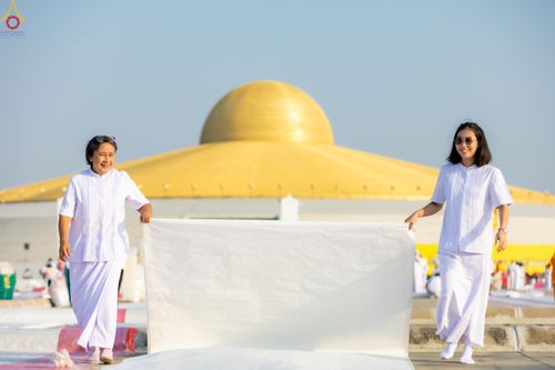 ภาพ No.279946:วันที่ 1 มกราคม พ.ศ.2569 พิธีตักบาตรในวันขึ้นปีใหม่ ณ ลานธรรม วัดพระธรรมกาย