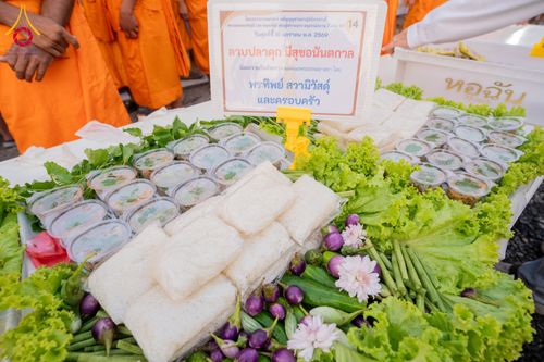 ภาพ No.295614:วันที่ 16 มกราคม พ.ศ. 2569 พิธีถวายภัตตาหารเป็นสังฆทาน แด่พระธรรมยาตรา ณ วัดโบสถ์บน ต.บางคูเวียง จ.นนทบุรี อนุสรณ์สถานลำดับที่ 4 สถานที่เกิดด้วยกายธรรม ในโครงการธรรมยาตรา กตัญญูบูชา มหาปูชนียาจารย์ พระมงคลเทพมุนี(สด จนฺทสโร) พระผู้ปราบมาร อนุสรณ์สถาน 7 แ