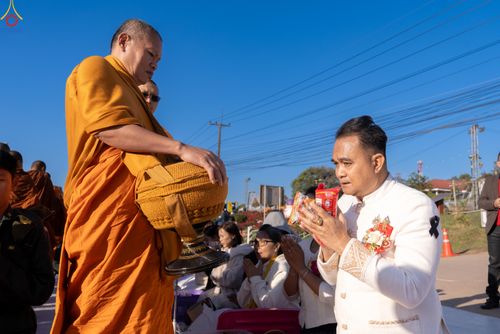 ภาพ No.281424:วันเสาร์ที่ 27 ธันวาคม พ.ศ.2568 พิธีตักบาตรพระ ๑,๐๐๐ รูป   เพื่อความเป็นสิริมงคลแก่ชีวิตและแผ่นดินไทย  มหากุศลครั้งยิ่งใหญ่แห่งปี ส่งท้ายปีเก่า ต้อนรับปีใหม่  ณ ถนนหน้าที่ว่าการอำเภอภูเรือ จังหวัดเลย