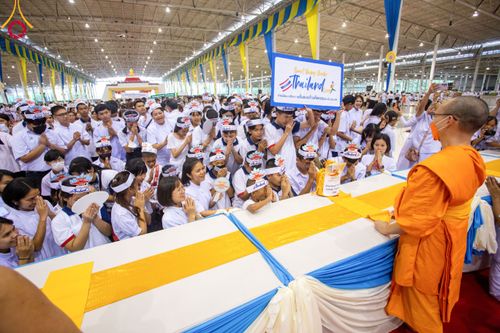 ภาพ No.92403:พิธีทอดกฐินธรรมชัยเพื่อสร้างอาคาร 115 ปี คุณยายอาจารย์มหารัตนอุบาสิกาจันทร์ ขนนกยูง อาทิตย์ต้นเดือนที่ 5 พฤศจิกายน พ.ศ. 2566 ณ วัดพระธรรมกาย จ.ปทุมธานี