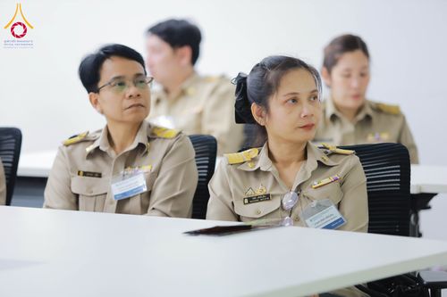 ภาพ No.311584:วันจันทร์ที่ 23 กุมภาพันธ์ พ.ศ. 2569 เปิดโลกทัศน์ผู้บริหารสถานศึกษายุคใหม่ เรียนรู้ต้นแบบการพัฒนาคนผ่านพลัง “บวร–V-Star” ผู้เข้ารับการพัฒนาตามโครงการ สพฐ. ศึกษาดูงานวัดพระธรรมกาย เสริมภาวะผู้นำคุณธรรมสู่การบริหารโรงเรียนอย่างยั่งยืน ณ อาคาร 100 ปี คุณยาย