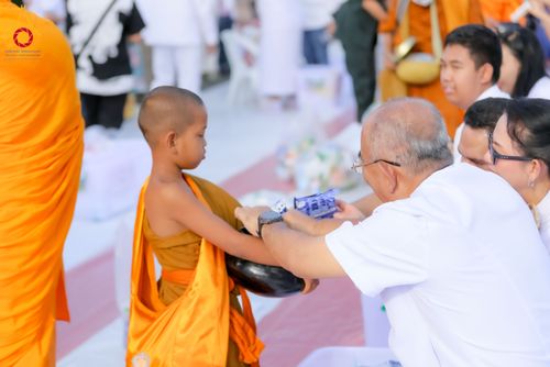 ภาพ No.313997:วันอาทิตย์ที่ 14 มีนาคม พ.ศ. 2569 ทำบุญเมืองหาดใหญ่ตักบาตรพระ 1,109 รูป เติมบุญใหญ่ หลังวิกฤตมหาอุทกภัย ณ ซุ้มประตูไชน่าทาวน์ ถนนศุภสารรังสรรค์ อ.หาดใหญ่ จ.สงขลา