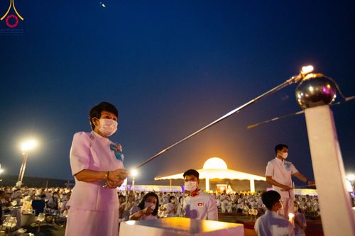 ภาพ No.90237:พิธีจุดประทีป 20,000 ดวง บูชาพระมหาธรรมกายเจดีย์ และบูชาพระมงคลเทพมุนี(สด จนฺทสโร) พระผู้ปราบมาร วันอังคารที่ 10 ตุลาคม พ.ศ. 2566 ณ ลานธรรมพระมหาธรรมกายเจดีย์ วัดพระธรรมกาย จ.ปทุมธานี