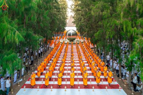 ภาพ No.190074:พิธีจุดประทีปถวายเป็นพุทธบูชา และบูชาธรรมมหาปูชนียาจารย์ ณ อนุสรณ์สถานมหาวิหารพระมงคลเทพมุนี (โลตัสแลนด์) อ.สองพี่น้อง จ.สุพรรณบุรี ในโครงการธรรมยาตรา กตัญญูบูชา มหาปูชนียาจารย์ พระมงคลเทพมุนี(สด จนฺทสโร) พระผู้ปราบมาร อนุสรณ์สถาน 7 แห่ง ปีที่ 13