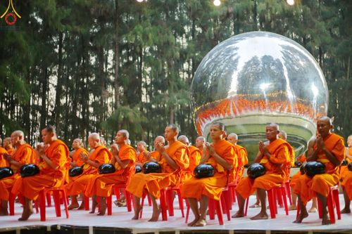 ภาพ No.190188:พิธีตักบาตรพระธรรมยาตรา ณ อนุสรณ์สถานลำดับที่ 1 สถานที่เกิดด้วยรูปกายเนื้อ อนุสรณ์สถานมหาวิหารพระมงคลเทพมุนี (โลตัสแลนด์) อ.สองพี่น้อง จ.สุพรรณบุรี ในโครงการธรรมยาตรา กตัญญูบูชา มหาปูชนียาจารย์ พระมงคลเทพมุนี(สด จนฺทสโร) พระผู้ปราบมาร อนุสรณ์สถาน 7 แห่ง 