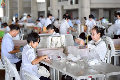 ภาพ No.239949:วันที่ 20-23 สิงหาคม พ.ศ. 2568 การเตรียมงานวันธรรมชัย ใส่ถ่านประทีป LED ที่วิหารคด 7 และ 25 วัดพระธรรมกาย