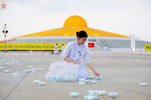 ภาพ No.223928:วันวิสาขบูชา วันอาทิตย์ที่ 11 พฤษภาคม พ.ศ. 2568 พิธีจุดวิสาขประทีป ,  พิธีเวียนประทักษิณรอบพระมหาธรรมกายเจดีย์ , พิธีฉลองชัยสวดมนต์บทธัมมจักกัปปวัตตนสูตร ครบ 7,357,000,000 จบ ณ มหารัตนวิหารคด วัดพระธรรมกาย