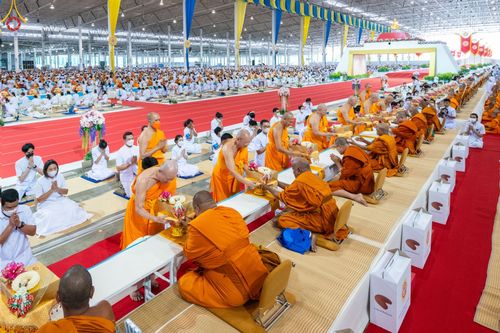 ภาพ No.85329:พิธีถวายมหาสังฆทานคณะสงฆ์ 2000 กว่าวัดทั่วประเทศปีที่ 23, พิธีถวายไทยธรรมคณะสงฆ์ 323 วัด 4 จังหวัดชายแดนภาคใต้, พิธีมอบปัจจัยช่วยเหลือครู 4 จังหวัดชายแดนภาคใต้ ณ สภาธรรมกายสากล วัดพระธรรมกาย ในวันสมาธิโลก อาทิตย์ที่ 6 สิงหาคม พ.ศ. 2566