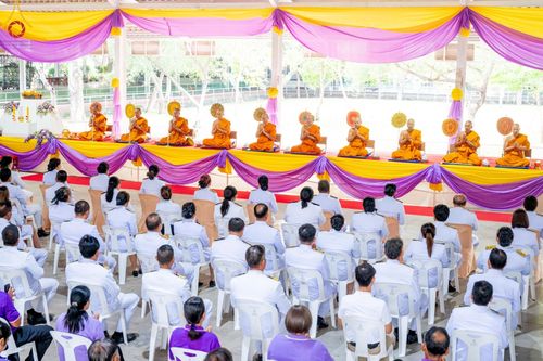 ภาพ No.138928:กิจกรรมเฉลิมพระเกียรติ สมเด็จพระนางเจ้าฯ พระบรมราชินี เนื่องในโอกาสวันเฉลิมพระชนมพรรษา พิธีเจริญพระพุทธมนต์ , ทำบุญตักบาตรพระสงฆ์ ถวายพระราชกุศล , พิธีถวายเครื่องราชสักการะ , และพิธีจุดเทียนถวายพระพรชัยมงคล วันที่ 3 มิถุนายน พ.ศ. 2567 ณ อาคารโถงช้าง วัดพ