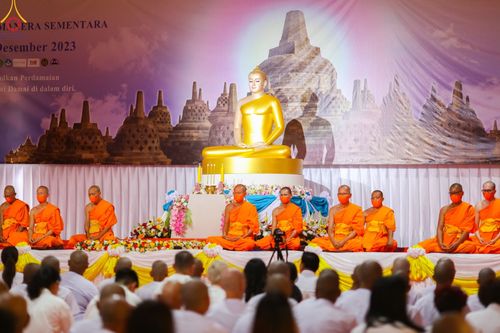 ภาพ No.103067:พิธีขอขมา มอบบาตรและผ้าไตร ธรรมทายาทชาวอินโดนีเซียกว่า 1,000 คน ณ มหาเจดีย์บุโรพุทโธ ประเทศอินโดนีเซีย ในวันที่ 19 ธันวาคม พ.ศ. 2566