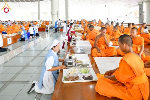 ภาพ No.214712:วันเสาร์ที่ 5 เมษายน พ.ศ. 2568 พิธีถวายภัตตาหารเมนูสวรรค์ "เพื่อการบรรลุธรรม" ณ หอฉันคุณยายอาจารย์ฯ วัดพระธรรมกาย