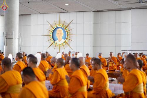 ภาพ No.122834:พิธีสวดพระพุทธมนต์ พิธีทอดผ้าบังสุกุล และพิธีถวายภัตตาหาร เป็นสังฆทานแด่พระภิกษุ สามเณร เนื่องในวันมหาปูชนียาจารย์ วันเสาร์ที่ 3 กุมภาพันธ์ พ.ศ. 2567 ณ หอฉันคุณยายอาจารย์ฯ วัดพระธรรมกาย