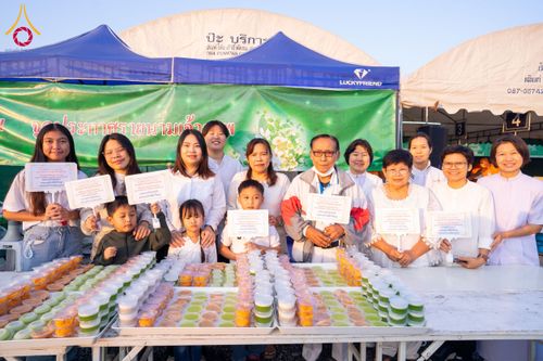 ภาพ No.197896:สาธุชนถวายภัตตาหารเป็นสังฆทาน แด่พระธรรมยาตรา ณ วัดโบสถ์(บน) ตำบลบางคูเวียง อำเภอบางกรวย จังหวัดนนทบุรี ในโครงการธรรมยาตรา กตัญญูบูชา มหาปูชนียาจารย์ พระมงคลเทพมุนี(สด จนฺทสโร) พระผู้ปราบมาร อนุสรณ์สถาน 7 แห่ง ปีที่ 13 วันที่ 19 มกราคม พ.ศ. 2568