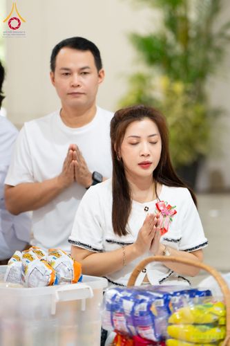 ภาพ No.61224:พิธีตักบาตรฉลองพระใหม่ รุ่นบูชาธรรมโครงการ 1-2 โครงการบรรพชาอุปสมบทหมู่ธรรมทายาท บูชาธรรมหลวงพ่อธัมมชโย 80 ปี ณ โถงช้างสำนักงานใหญ่ วัดพระธรรมกาย วันที่ 20 เมษายน พ.ศ. 2567