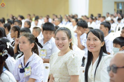 ภาพ No.245883:วันเสาร์ที่ 13 กันยายน พ.ศ. 2568 พิธีมอบผ้าไตรประธานกฐินสัมฤทธิ์เด็กดี V-Star ณ สภาธรรมกายสากล วัดพระธรรมกาย