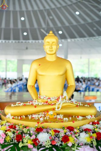 ภาพ No.80234:สาธุชนร่วมสรงน้ำพระและทำบุญ เนื่องในวันสงกรานต์ ณ หอฉันคุณยายอาจารย์ฯ วัดพระธรรมกาย วันที่ 13 เมษายน พ.ศ. 2566