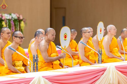 ภาพ No.180780:พิธีถวายภัตตาหารเมนูสวรรค์ และพิธีถวายอุปกรณ์กันหนาว แด่คณะพระภิกษุสามเณรวัดพระธรรมกาย วันอาทิตย์ที่ 8 ธันวาคม พ.ศ.2567 ณ สภาธรรมกายสากล วัดพระธรรมกาย