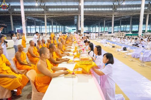 ภาพ No.188480:พิธีถวายภัตตาหารเป็นสังฆทาน แด่พระธรรมยาตรา ในโครงการธรรมยาตรา กตัญญูบูชา มหาปูชนียาจารย์ พระมงคลเทพมุนี(สด จนฺทสโร) พระผู้ปราบมาร อนุสรณ์สถาน 7 แห่ง ปีที่ 13 ณ สภาธรรมกายสากล วัดพระธรรมกาย วันที่ 3 มกราคม พ.ศ. 2568