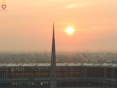 ภาพ No.101389:พิธีเวียนประทักษิณ, พิธีวันทาเจดีย์, พิธีขอขมาและมอบผ้าไตร ในโครงการอุปสมบทหมู่ รุ่นบูชาธรรมมหาปูชนียาจารย์ ณ วัดพระธรรมกาย ในวันที่ 9 ธันวาคม พ.ศ. 2566