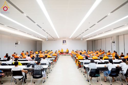 ภาพ No.222408:วันที่ 21 เมษายน พ.ศ. 2568 หลวงพ่อทัตตชีโวต้อนรับคณะสงฆ์ สปป.ลาว ณ อาคาร 100 ปี คุณยายมหารัตนอุบาสิกาจันทร์ ขนนกยูง วัดพระธรรมกาย