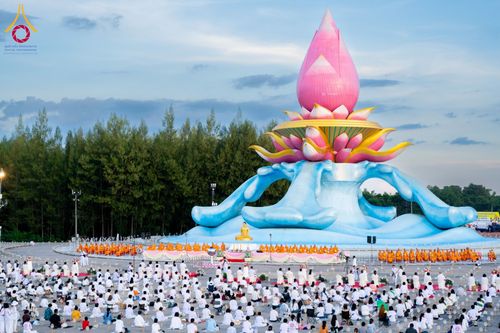 ภาพ No.162238:พิธีจุดประทีปโคมลาน ถวายเป็นพุทธบูชา สร้างความสว่างไสวให้กับแผ่นดินด้วยแสงธรรม วันพฤหัสบดีที่ 17 ตุลาคม พ.ศ. 2567 ณ พุทธอุทยานนานาชาติ จังหวัดหนองคาย