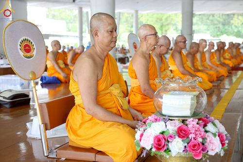 ภาพ No.220664:วันเสาร์ที่ 26 เมษายน พ.ศ.2568 (วันพระ แรม 15 ค่ำ เดือน 5) พิธีถวายภัตตาหารเมนูสวรรค์ "เพื่อการบรรลุธรรม" และ พิธีบุพเปตพลี ครั้งที่ 163 ร่วมอุทิศบุญแด่หมู่ญาติที่ล่วงลับไปแล้ว และสืบทอดอายุพระพุทธศาสนา ณ หอฉันคุณยายอาจารย์ฯ วัดพระธรรมกาย