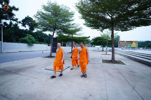 ภาพ No.88658:คณะสงฆ์ เจ้าหน้าที่ และสาธุชน ทุ่มเทแรงกายแรงใจเตรียมงาน เพื่องานวันครูผู้ค้นพบวิชชาธรรมกาย ตั้งแต่วันที่ 20 กันยายน พ.ศ. 2566