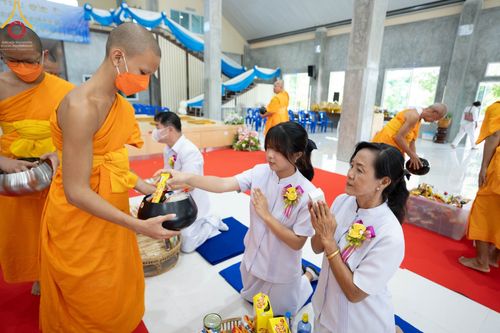 ภาพ No.86015:งานบุญครบรอบ 12 ปี ณ ศูนย์อบรมเยาวชนนครปฐม วันเสาร์ ที่ 19 สิงหาคม พ.ศ. 2566 พิธีทอดผ้าป่าบำรุงศูนย์ และพิธีเจริญพระพุทธมนต์ ฉลองหอฉันคุณยายฯ ประธานสงฆ์  พระมหาคมสัน  ธมฺมาสนฺโน ประธานบุญพิธี กัลฯสุนทรินทร์  จันทนา และคณะเจ้าภาพจังหวัดนครปฐม